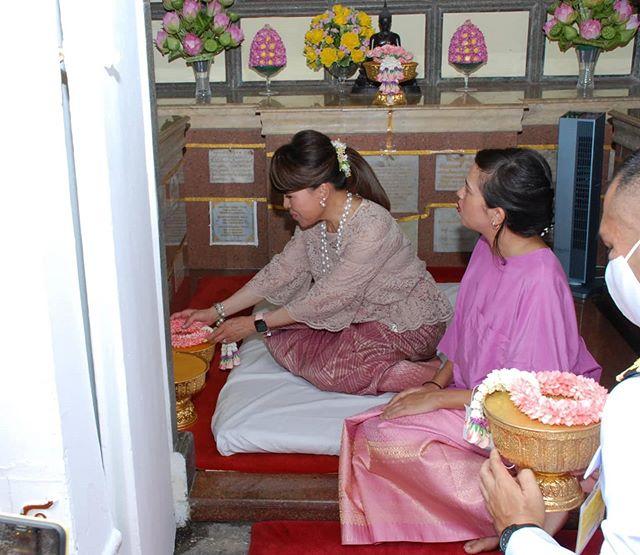 泰国长公主和混血女儿同穿粉色亮相!混血公主气质太像诗丽吉太后