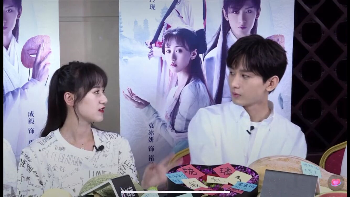 袁冰妍成毅直播现场演吻戏引热议导演很给力同组演员表情亮了