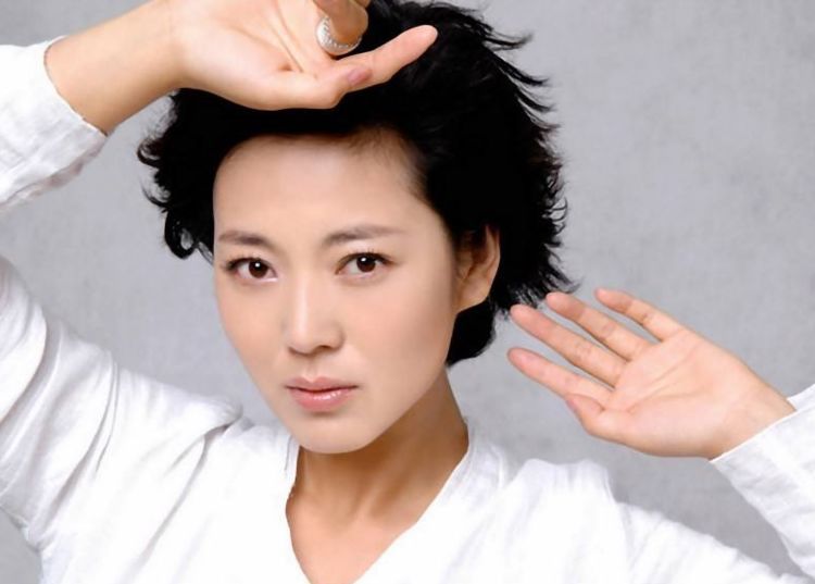 她是在01年的时候出饰演当家的女人中张菊香这个角色,许多大一点的