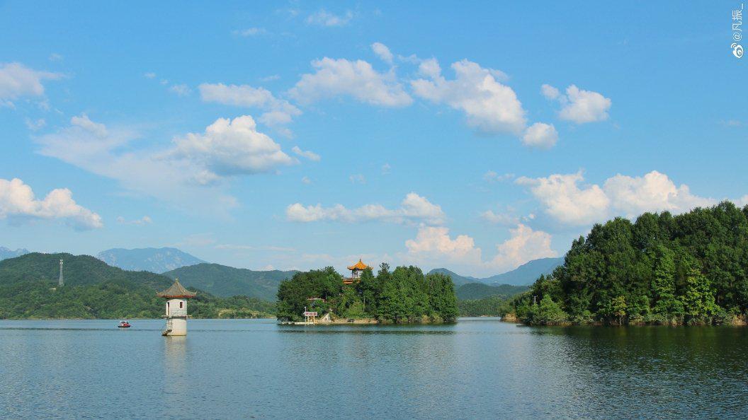 湖光山水色,舟行碧波上. 图/@凡振_ 摄于 商城汤泉池