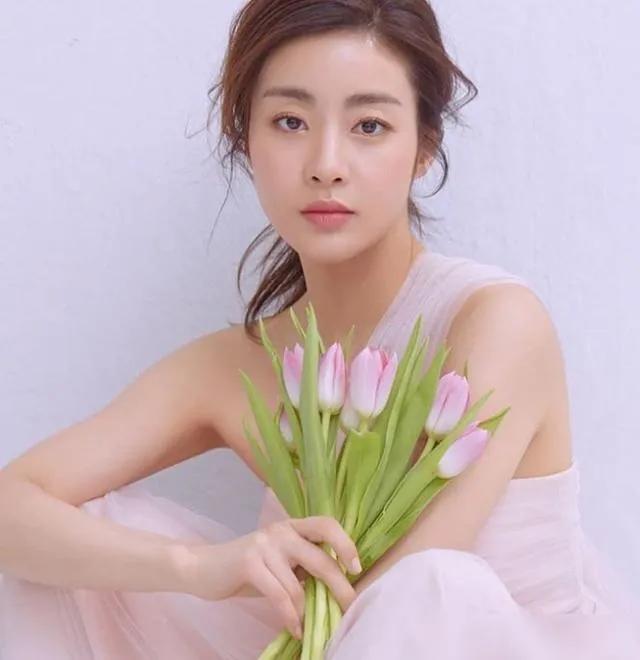 姜素拉官宣结婚,对方为年上圈外人士,新郎不是玄彬cp粉意难平|姜素拉