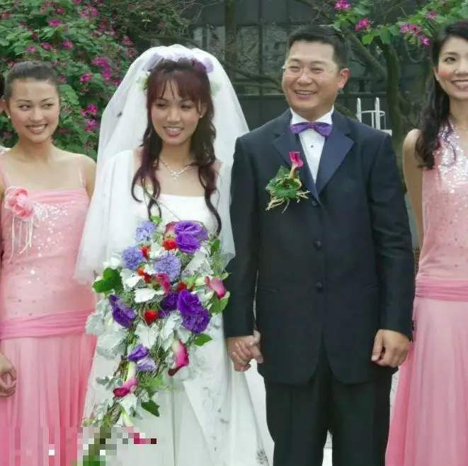 骤然得知丈夫的背叛,黎瑞恩一度非常伤心,但几番思量下,她没有哑忍