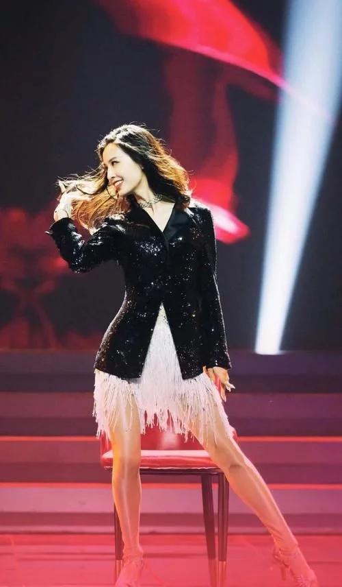 秦昊给张萌买项链,闺蜜情崩塌?一旁伊能静表情精彩