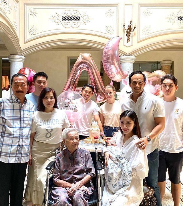 有网友追问照片中的老人是不是奶奶(朱丽倩的外婆),不过陈雪铃没有