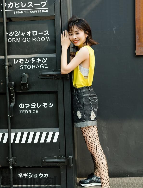 常见的黑袜已经不能满足谭松韵,当她换上"渔网袜",效果真绝了|谭松韵