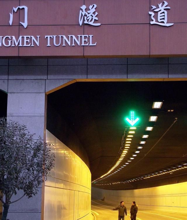 南京龙蟠中路通济门隧道一满载货车突然起火,现场让人揪心