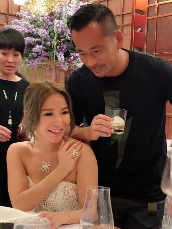 洗米华长子晒全家福力撑继母,港媒曝洗米嫂沉着应对mandy进攻