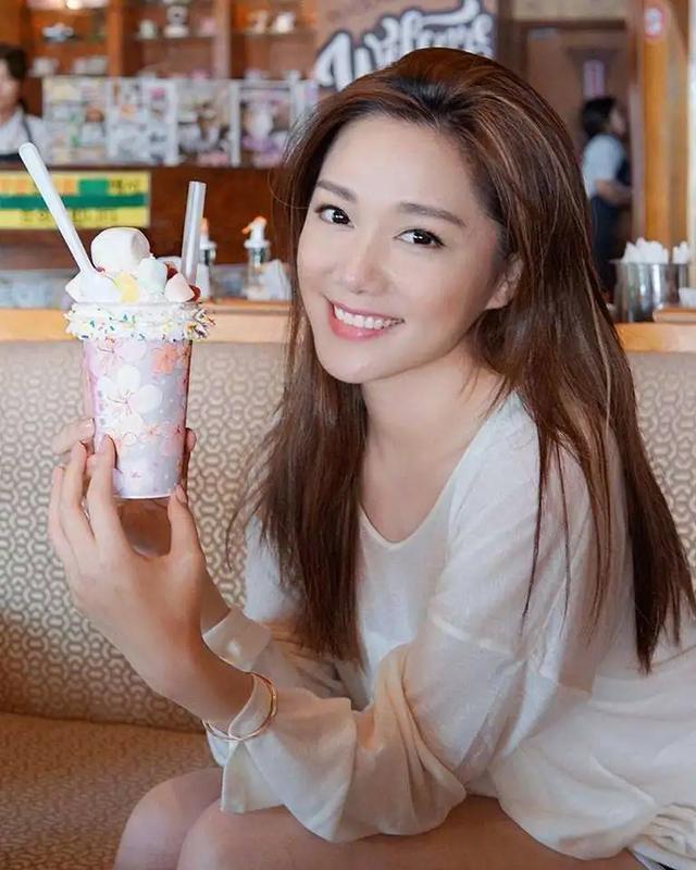 叔叔是汤镇业,爸爸是汤镇宗,"星二代"汤洛雯为什么还不火?