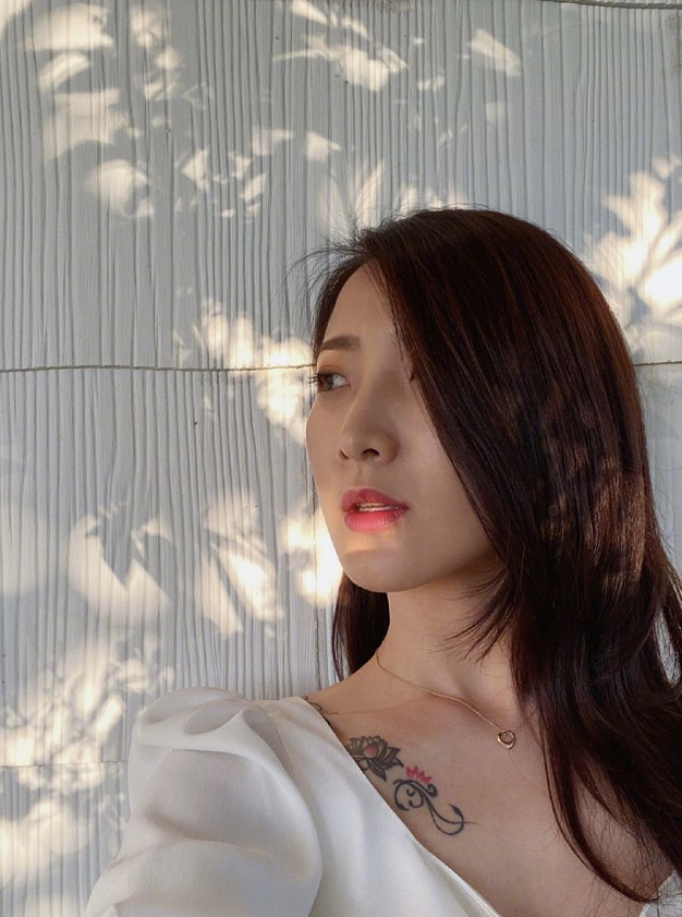 陈赫前妻许婧晒偷拍男友背影照高调撒糖t先生健壮身材抢镜