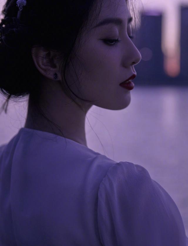 刘诗诗太适合浓妆啦!一袭连衣裙仙气化身小仙女,盘发出镜太绝了