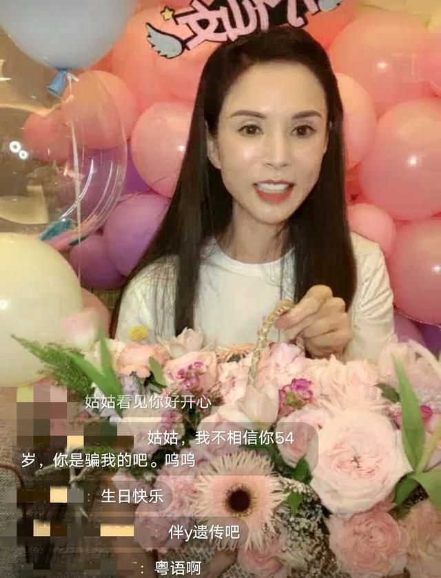 很多人说起李若彤年龄众口不一,在这次生日宴,李若彤宣布这是自己54岁