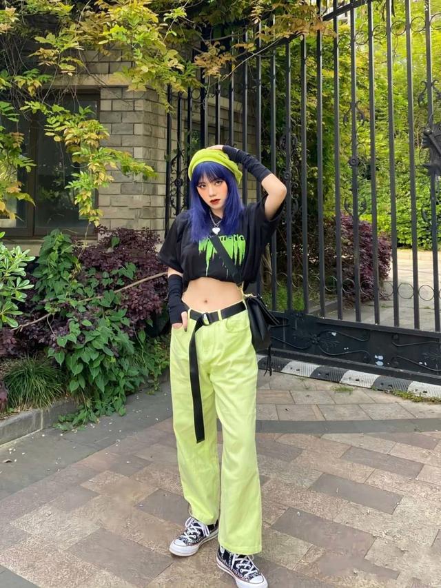 甜酷风穿搭出街超好看,甜中带酷超有范,选对了更是美出新高度