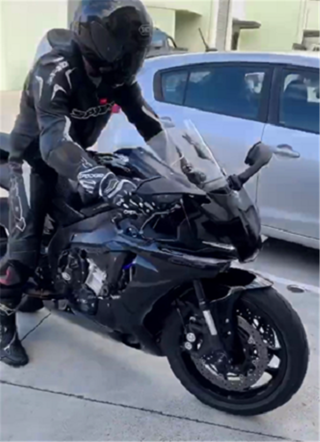 "黑武士"雅马哈r1,2.8秒破百,车主戴盔车上牌,很守规矩