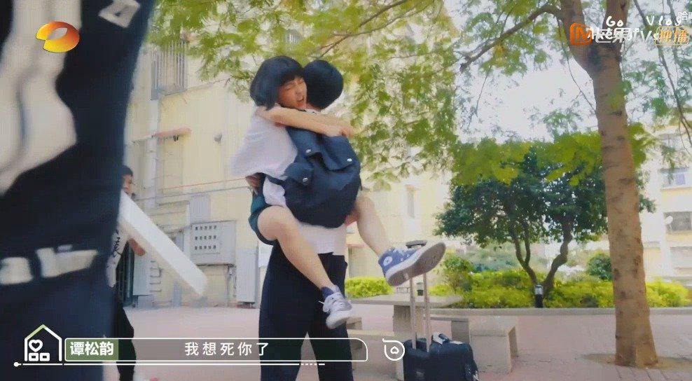 谭松韵宋威龙情侣考拉抱花絮今天又是羡慕谭松韵的一天