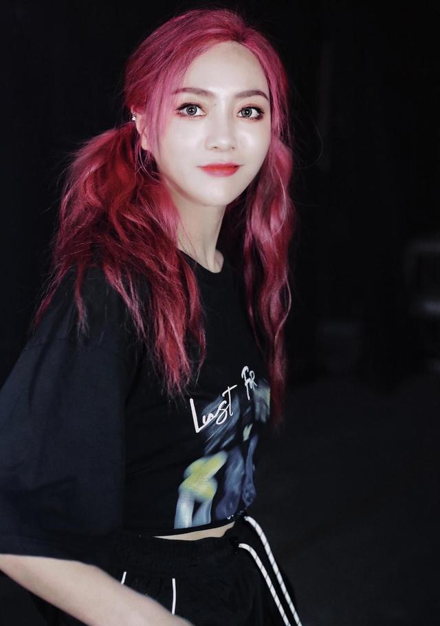 谢可寅厉害了!穿黑色印花t恤搭配运动裤简约干练,穿出少女感