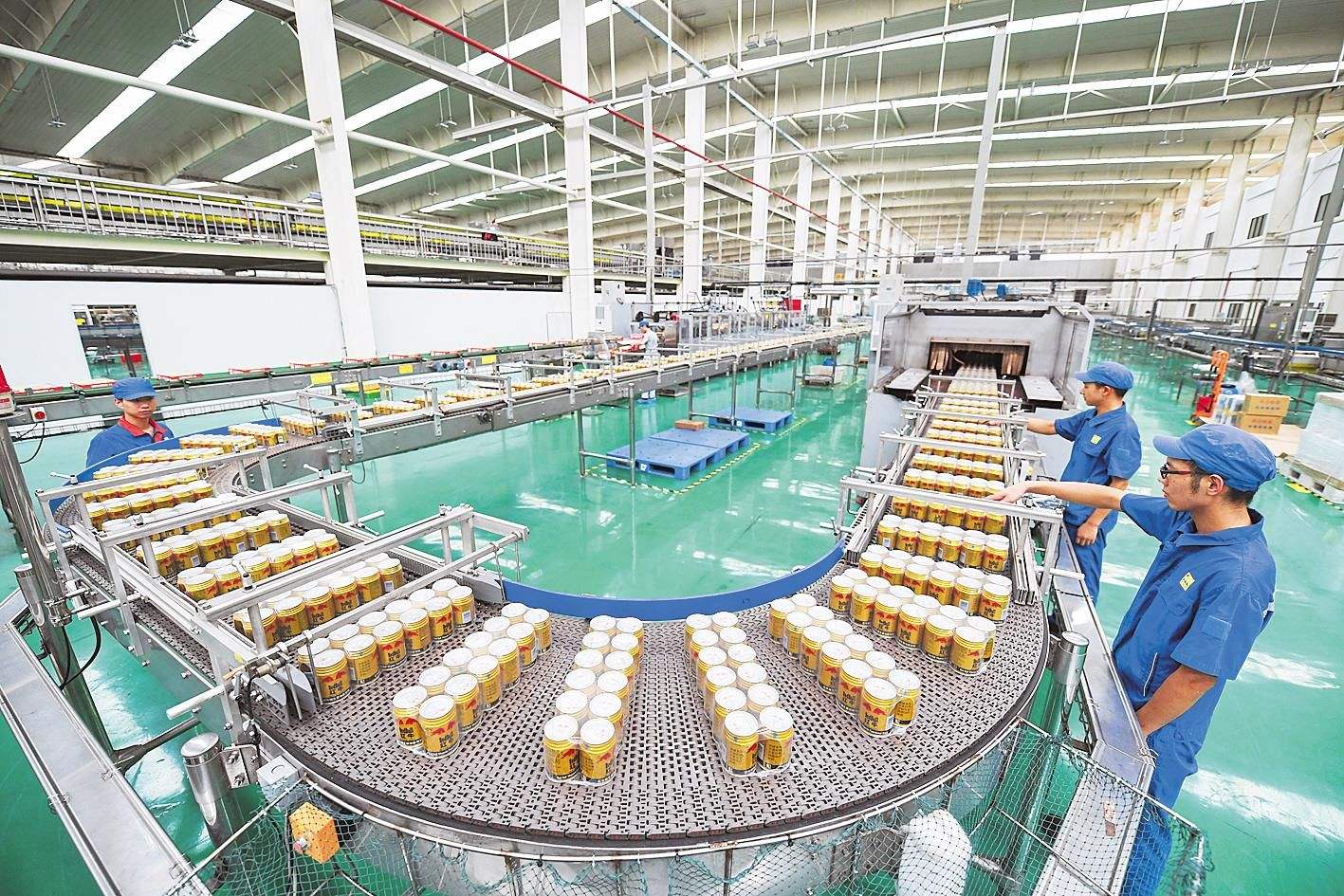 巾帼不让须眉!55岁带儿创业,从易拉罐小厂做到200亿市值