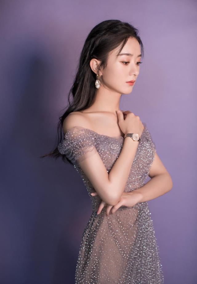 赵丽颖哪里像生过孩子,穿一字肩星钻礼服大秀香肩,水蛇腰太抢眼