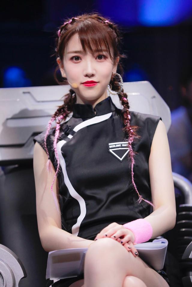 张纯烨不愧是主持界第一美腿穿旗袍明艳又娇俏漫画腿惊艳