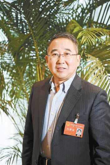 陶莹(中)指挥大丰港二码头建设"记得工作第一天,我就在笔记本上写下了