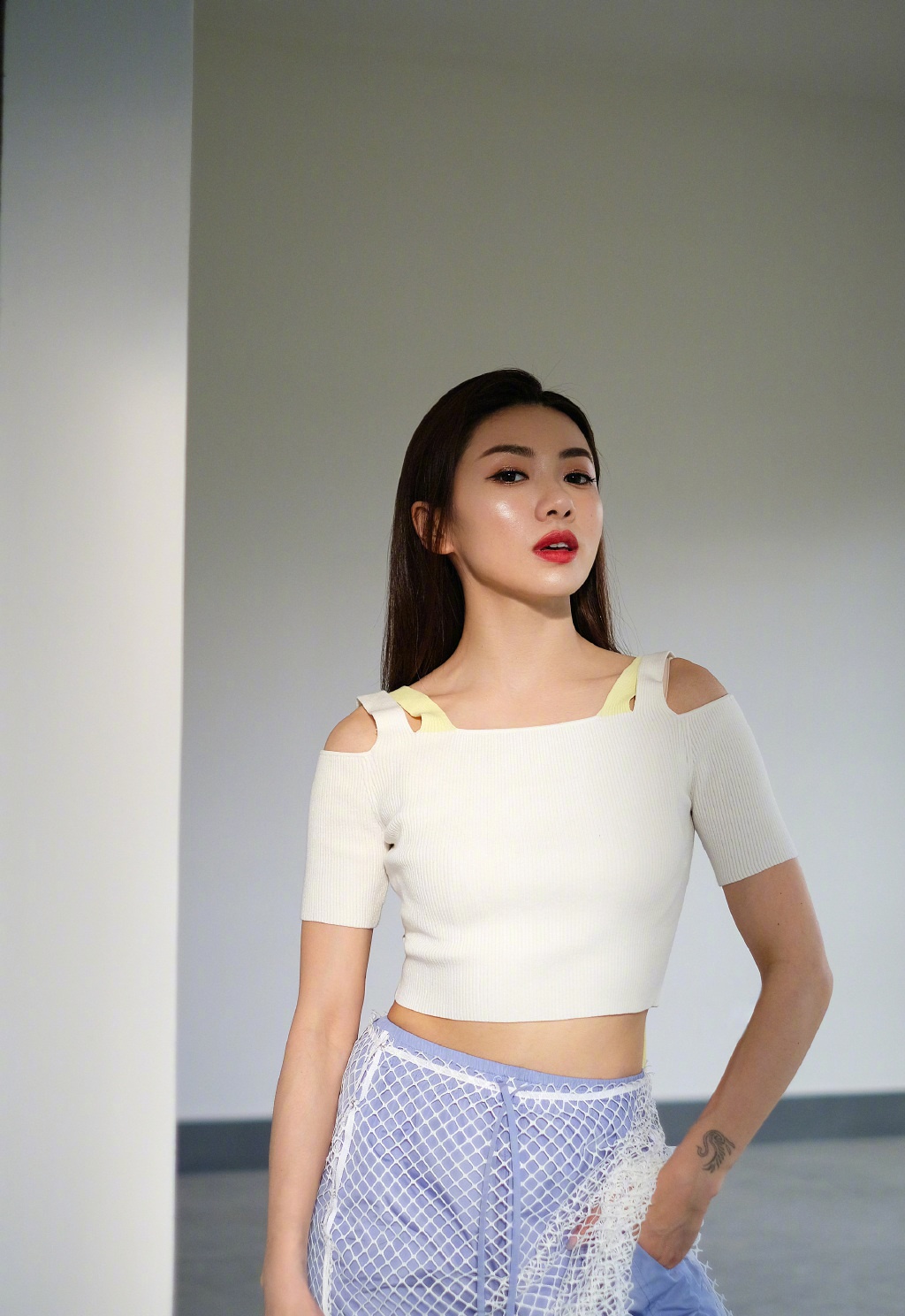 程晓玥不愧是时尚博主,t恤打结变露脐装,配运动裤显高又显瘦