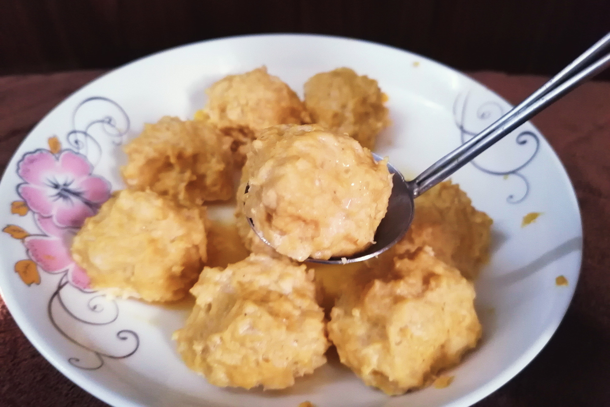 蒸鸡胸肉丸子鲜香可口很简单的一道菜