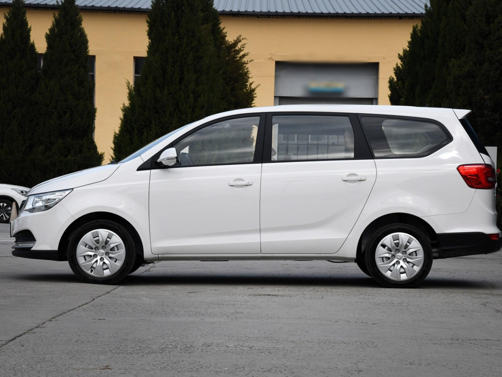 比五菱实用的国产面包车,轴距2米7大空间,7座布局,售6.38万