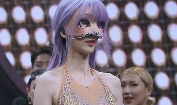 张俪参加蒙面舞王一幅二次元打扮脱掉面具以后比画上还美