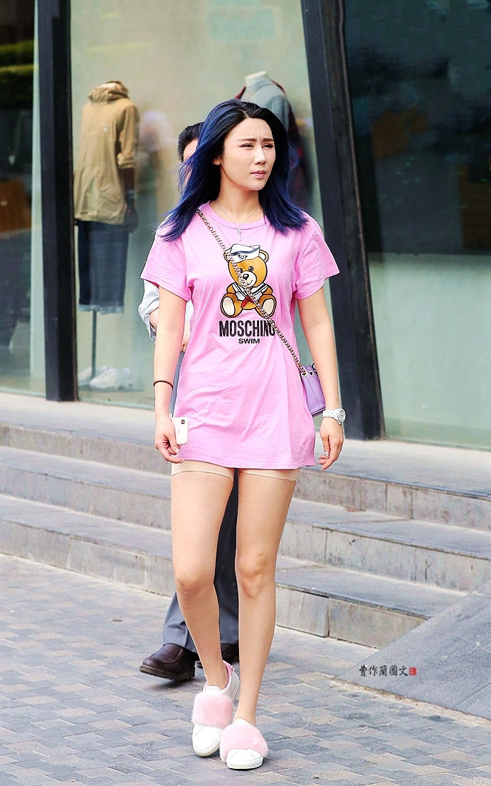 街拍毛毛拖鞋美女穿出好几种表达