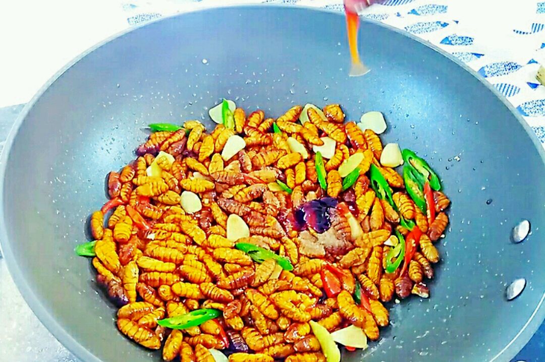清香可口的韭香蚕蛹,爆炒之下必有火爆的味道