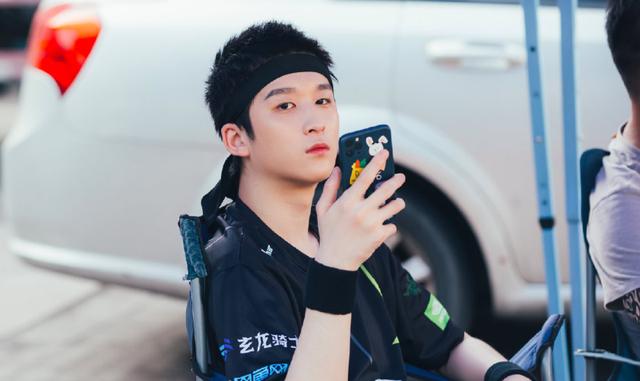 4am老板娘宣布挂牌出售韦神队友!永远缺点大卖不掉,原因太真实