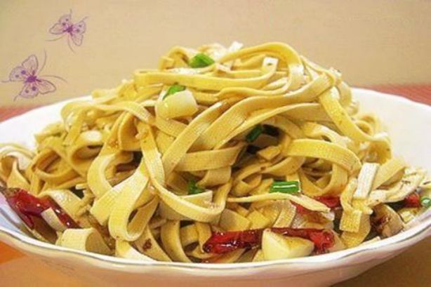 精选美食:萝卜丝虾丸汤,葱油千张,蒜蓉甜豆牛柳,土豆炒胡萝卜