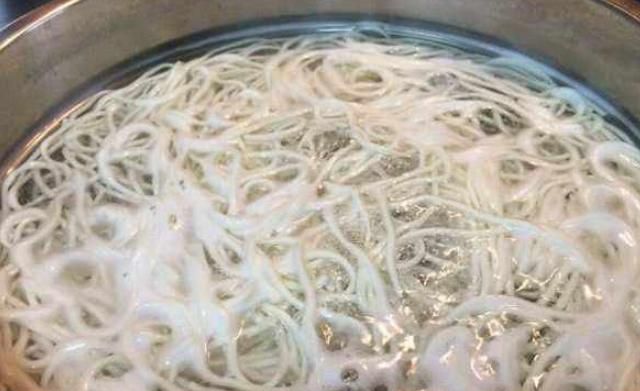 为啥面馆煮的面条好吃?面馆老板:牢记这3点,面条爽滑又劲道!休闲区蓝鸢梦想 - Www.slyday.coM 为啥面馆煮的面条好吃?面馆老板:牢记这3点,面条爽滑又劲道!休闲区蓝鸢梦想 - Www.slyday.coM