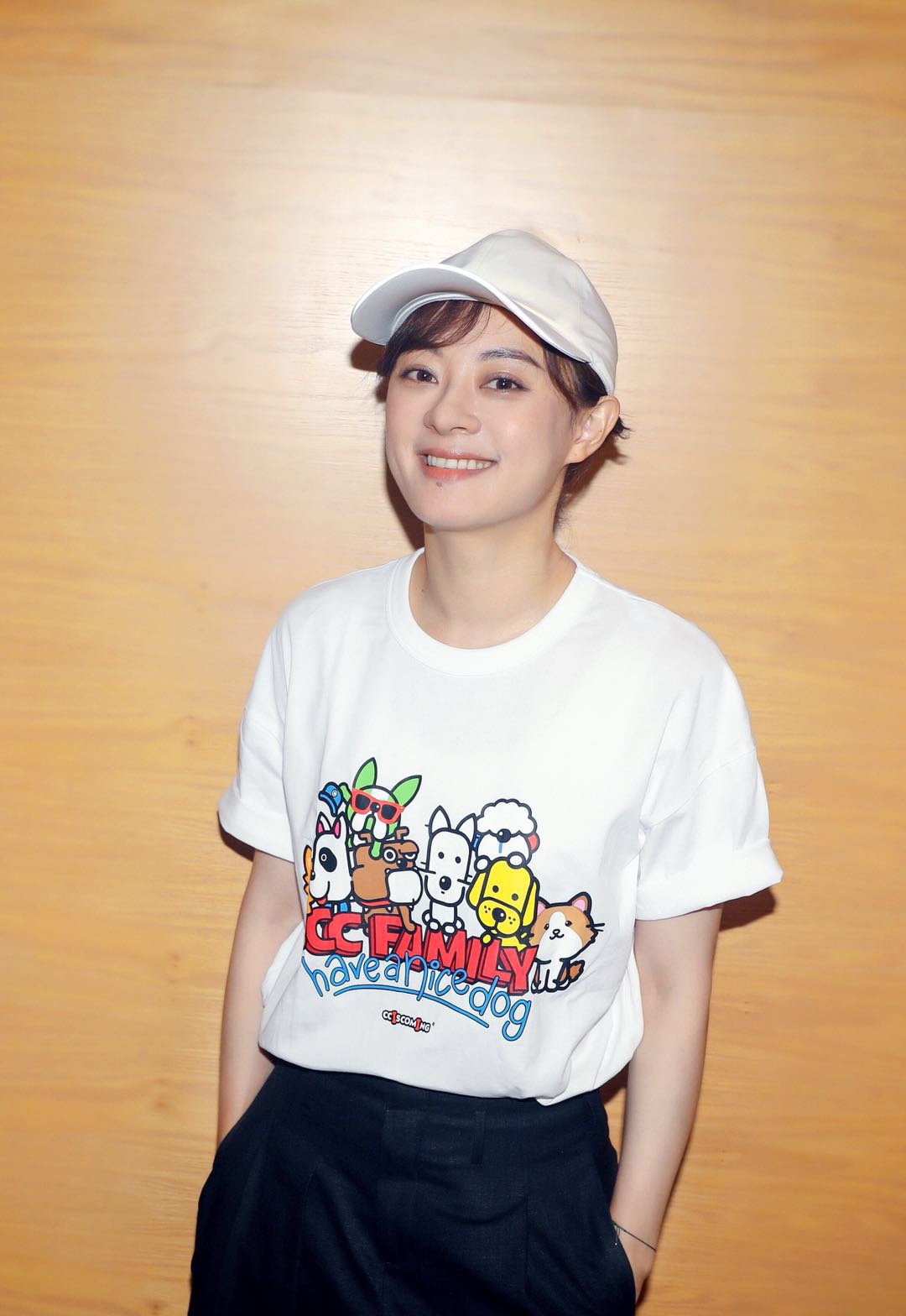 孙俪这是重回18岁少女了?穿白t恤,加上棒球帽好显小