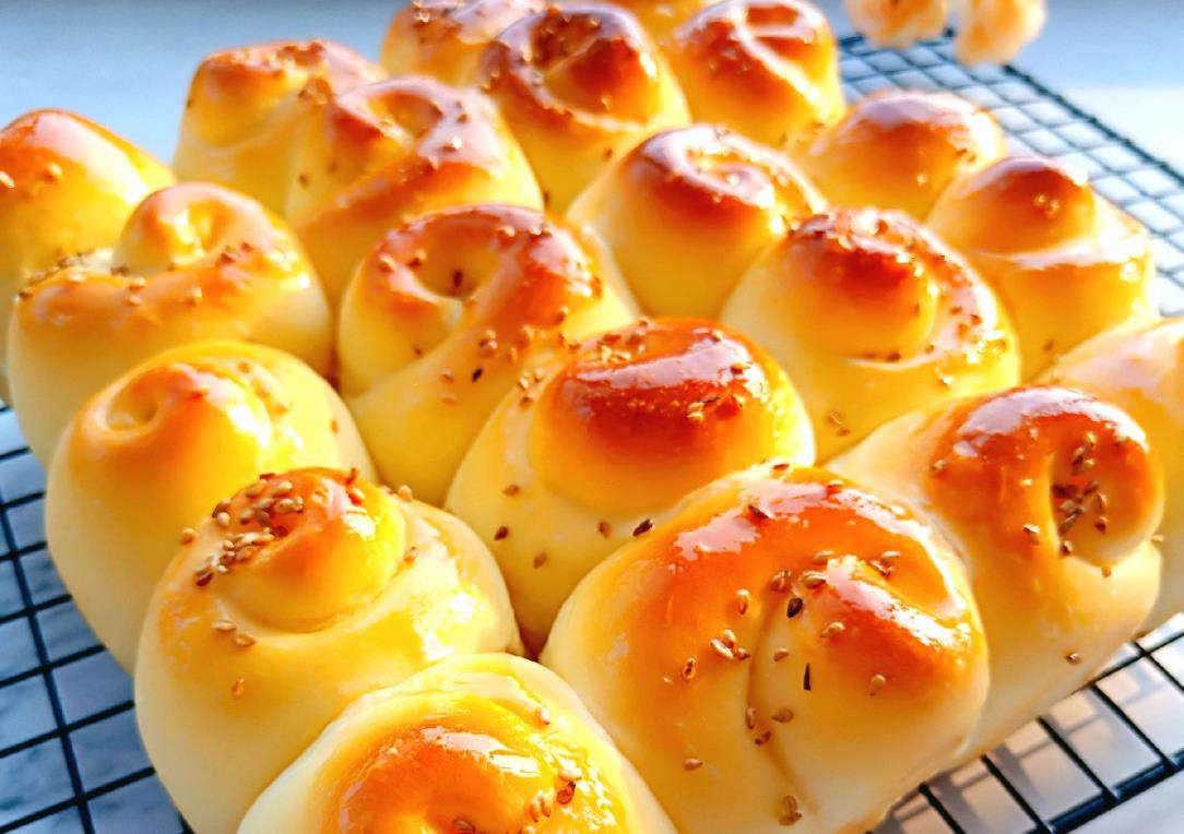 教你做蜂蜜小面包底部香甜焦脆面包体松软拉丝越吃越想吃