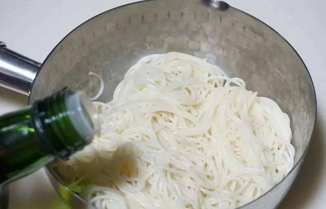 为啥面馆煮的面条好吃?面馆老板:牢记这3点,面条爽滑又劲道!休闲区蓝鸢梦想 - Www.slyday.coM 为啥面馆煮的面条好吃?面馆老板:牢记这3点,面条爽滑又劲道!休闲区蓝鸢梦想 - Www.slyday.coM