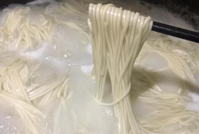 为啥面馆煮的面条好吃?面馆老板:牢记这3点,面条爽滑又劲道!休闲区蓝鸢梦想 - Www.slyday.coM 为啥面馆煮的面条好吃?面馆老板:牢记这3点,面条爽滑又劲道!休闲区蓝鸢梦想 - Www.slyday.coM