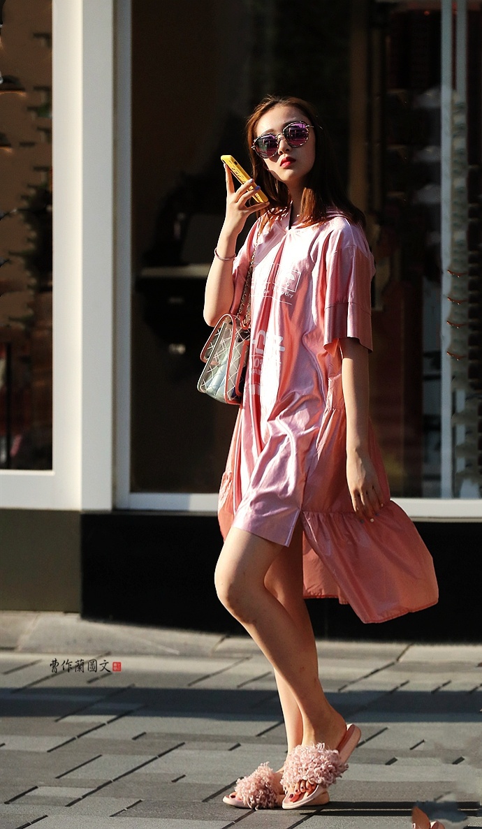 街拍毛毛拖鞋美女穿出好几种表达