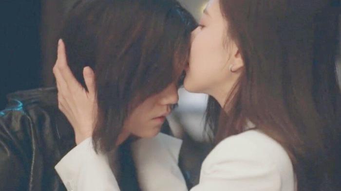 《穿越火线》鹿晗宋妍霏11年后重逢,激吻1分钟,让人脸红耳赤