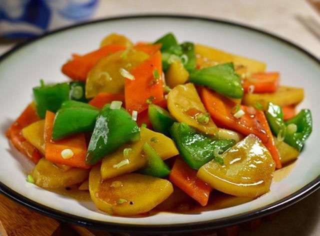 精选美食:萝卜丝虾丸汤,葱油千张,蒜蓉甜豆牛柳,土豆炒胡萝卜