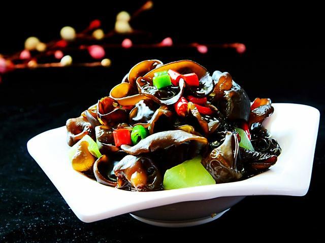 考虑到营养和美白等因素,推荐大家一款酸甜开胃的"捞汁木耳",无论从