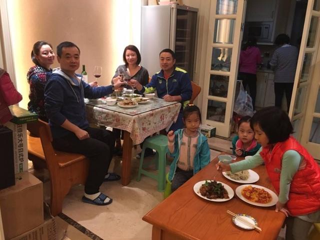 带你参观刘国梁的豪宅，客厅没有电视和茶几，但是可以打乒乓球休闲区蓝鸢梦想 - Www.slyday.coM