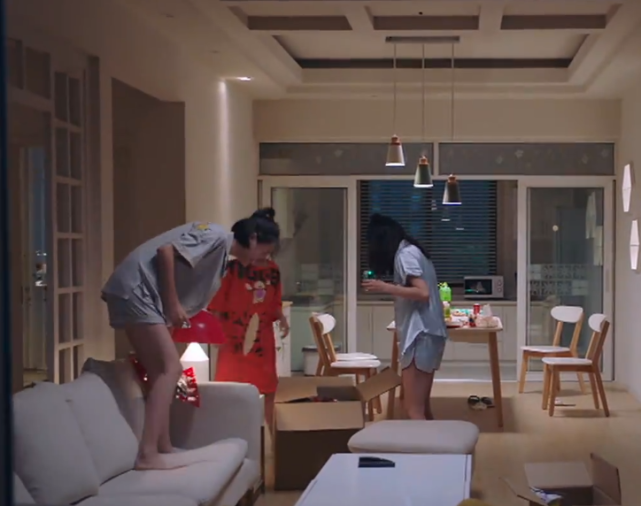 李尖尖与闺蜜喝酒,看到唐灿和明月酒后的表现,才知李尖尖多淑女