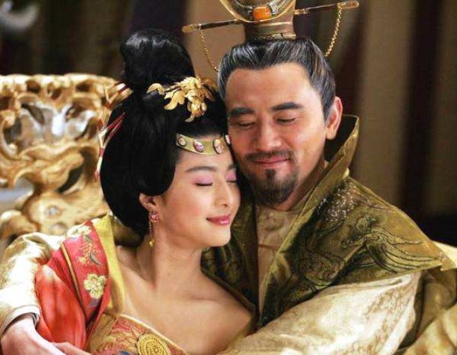 清朝的妃子为何脖子上总有一条白围脖除了美观还方便了皇上