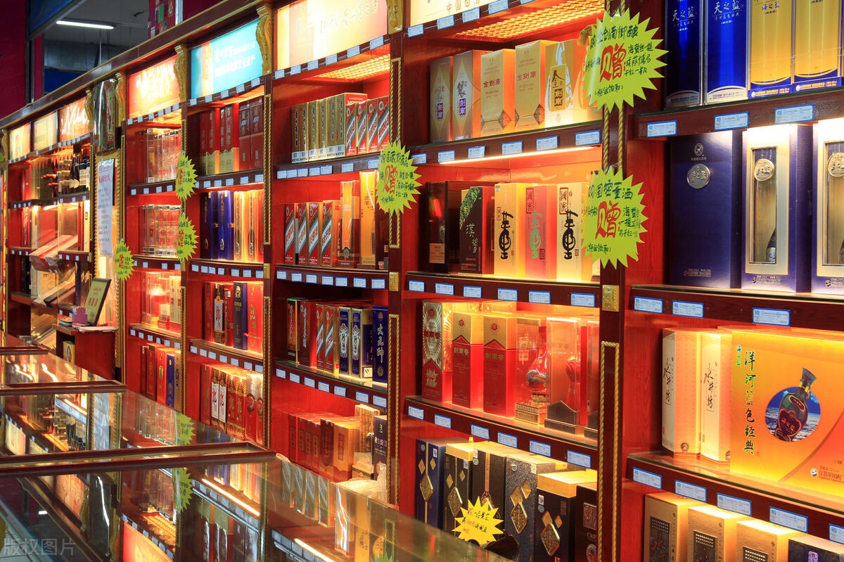 超市里这4种白酒因太便宜无人问津其实都是纯粮食酿的好酒