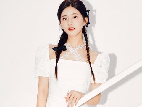 赵露思晒美照,一身绑带连衣裙优雅又有范儿,麻花辫可爱十足