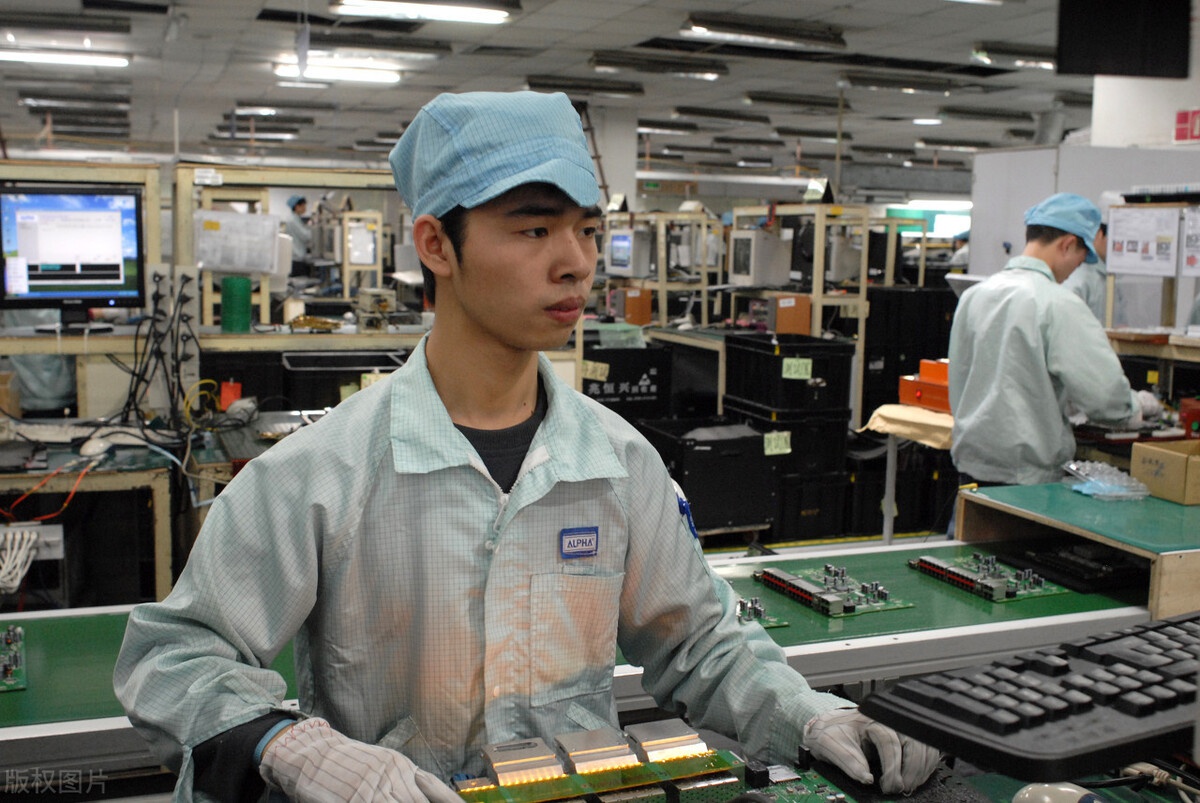 白领踩点下班电子厂员工喜欢加班干体力活不累