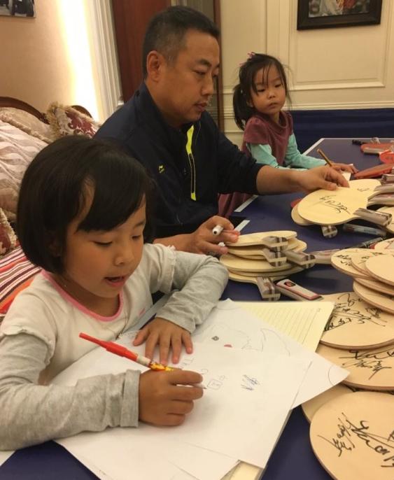 带你参观刘国梁的豪宅，客厅没有电视和茶几，但是可以打乒乓球休闲区蓝鸢梦想 - Www.slyday.coM