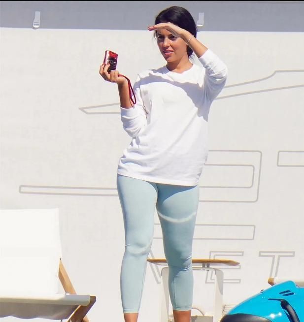 35岁c罗坐着也有8块腹肌 女友乔治娜好贤惠 在550万游艇上晒衣服