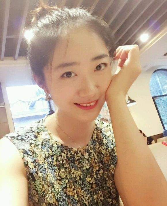 女排隐藏美女王辰玥露肩裙,美艳不输张常宁,皮肤白嫩身材好!
