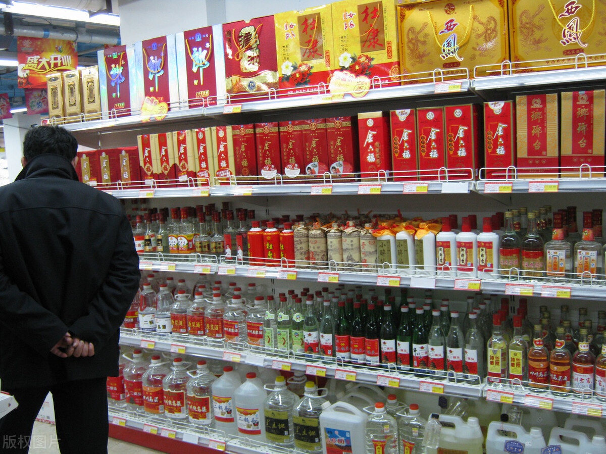 超市里这4种白酒因太便宜无人问津其实都是纯粮食酿的好酒